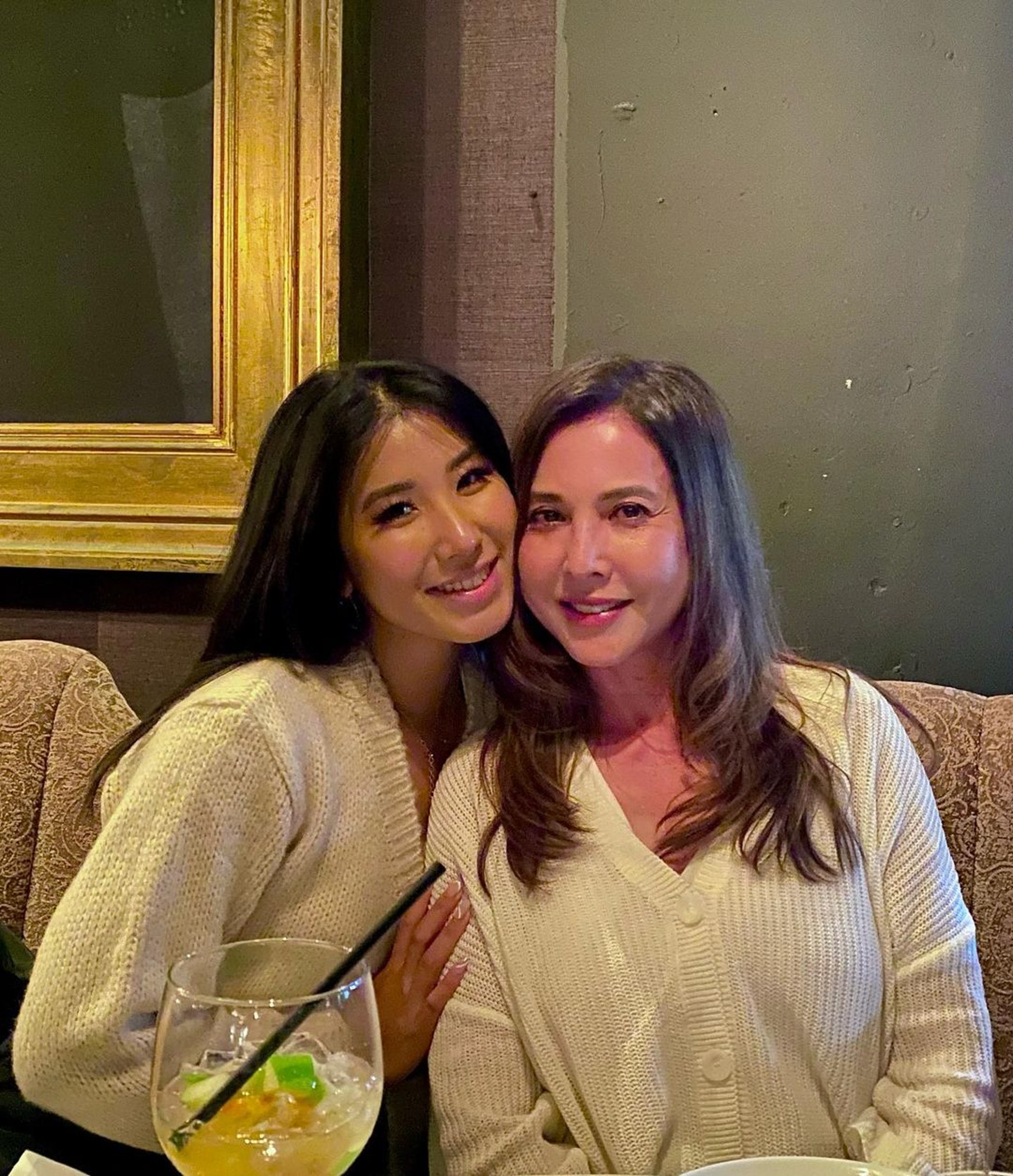 大女Natalie遺傳優良基因，與媽媽站在一起宛如姐妹。