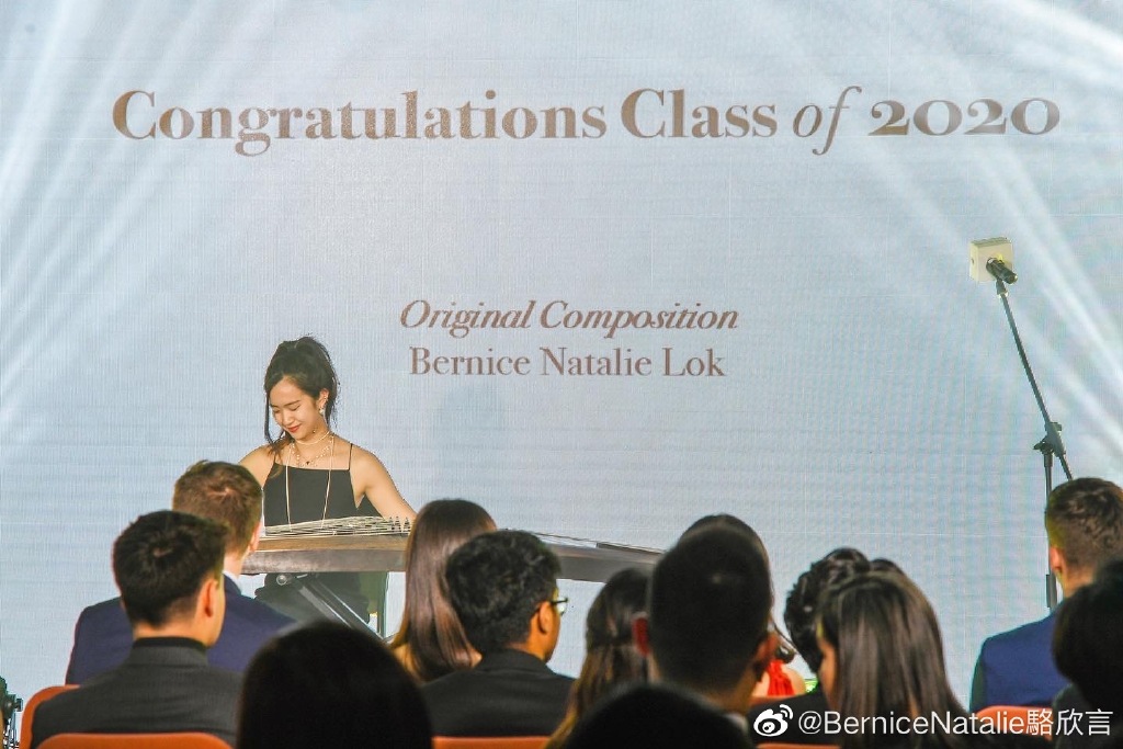 駱達華女兒駱欣言在畢業禮上更代表同學上台表演彈古箏。