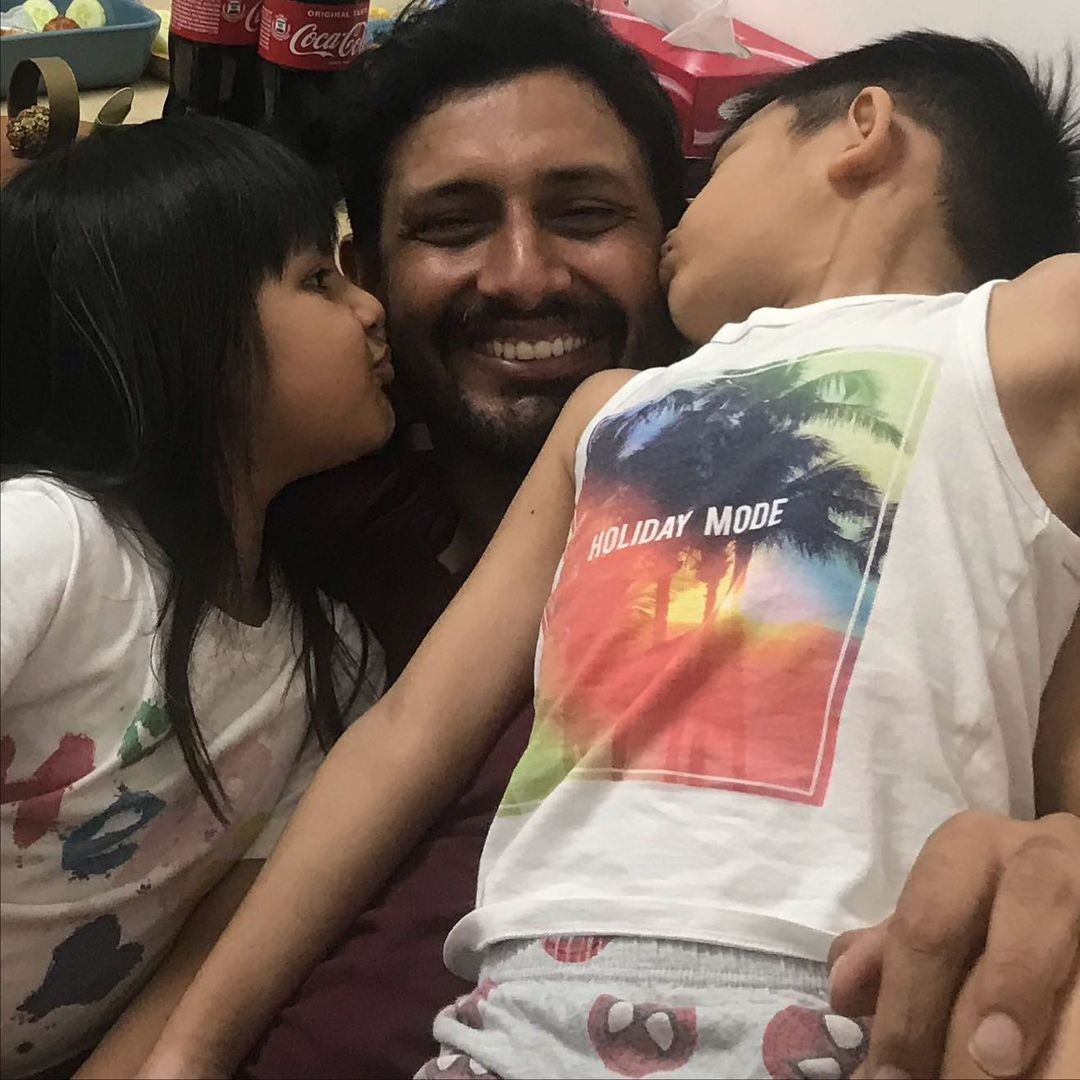 Bitto獨力撫養一對子女。