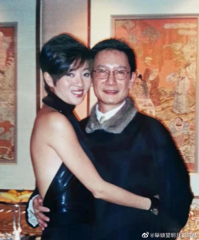劉培基常為梅姐的不少演出設計造型。