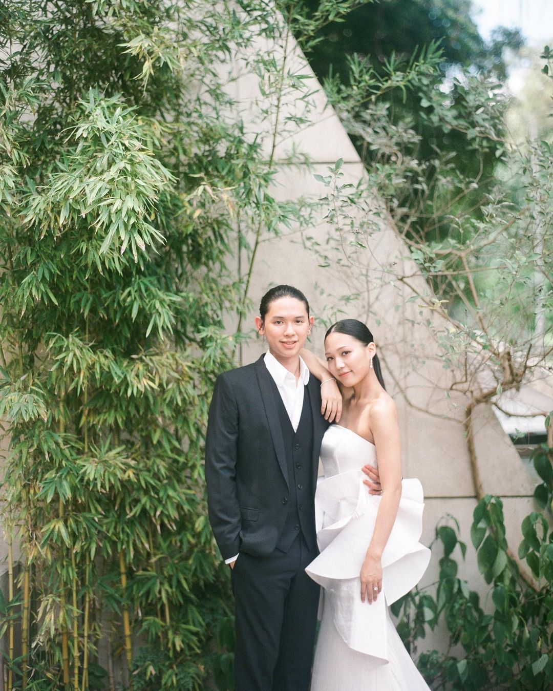 Caroline昨日在社交平台上載一系列婚照