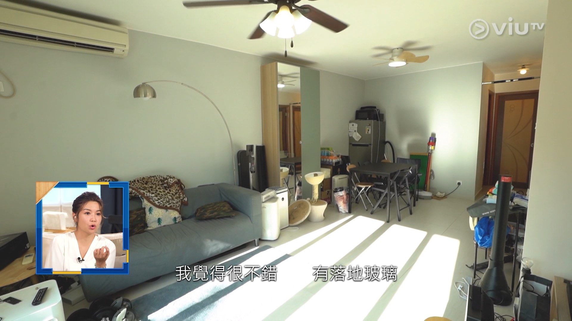 客廳空蕩蕩只有一張梳化及一個雜物架