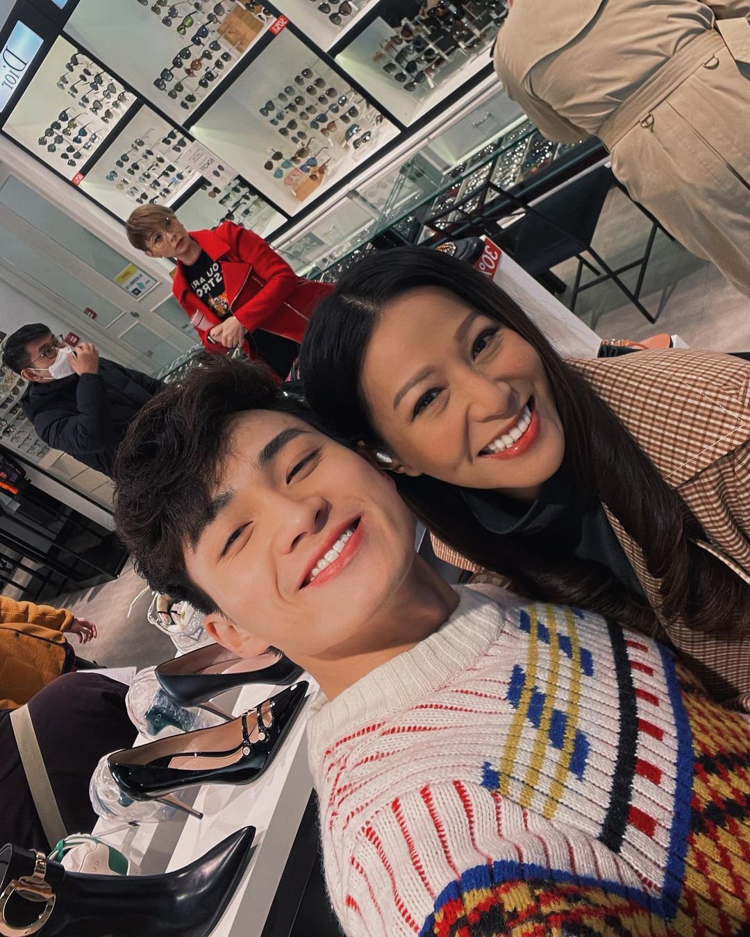 周嘉洛2016年參與《愛·回家之八時入席》飾演「余日潼」一角而開始為人認識