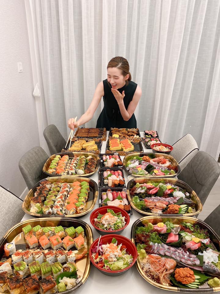 沈卓盈不時在家中開大食會。