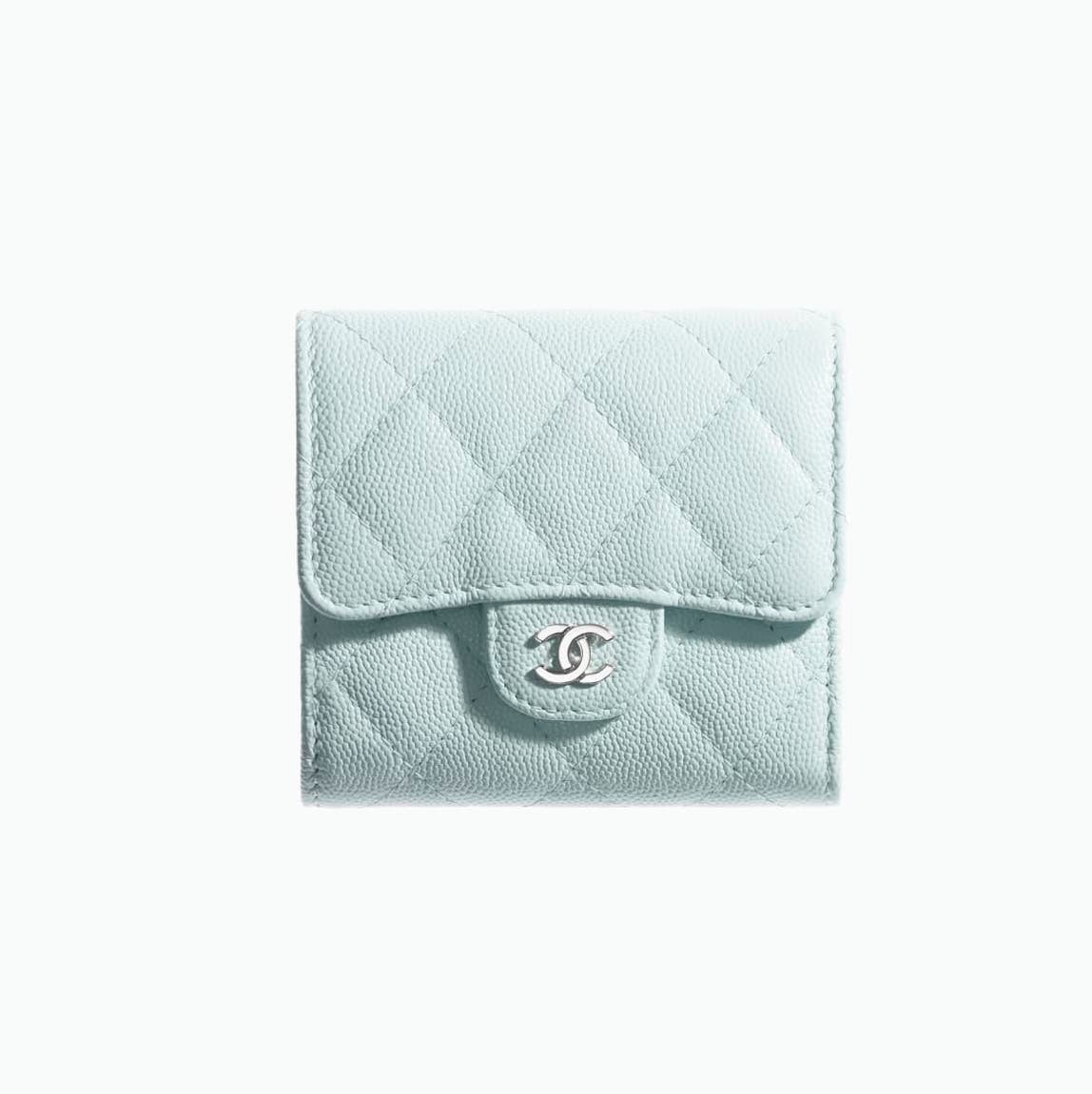 Chanel 淺藍色經典細號垂蓋銀包 $6,600