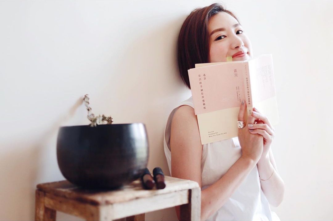 Angel中學畢業後便加入TVB