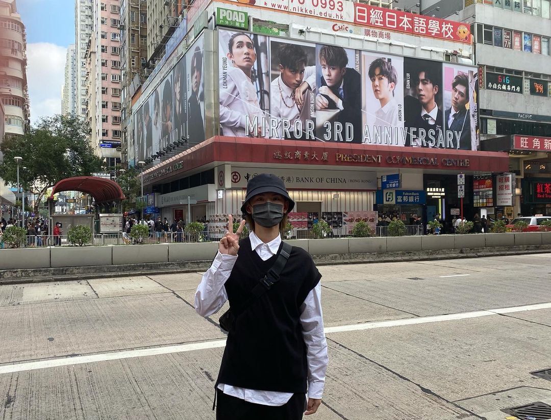 Jeremy李駿傑分享自己在MIRROR成軍3周年Banner前留影的照片