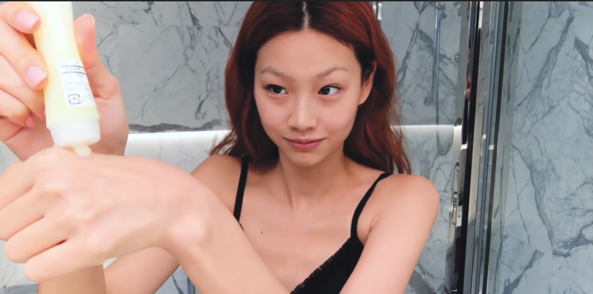 將精華在手臂上擠出適當份量。