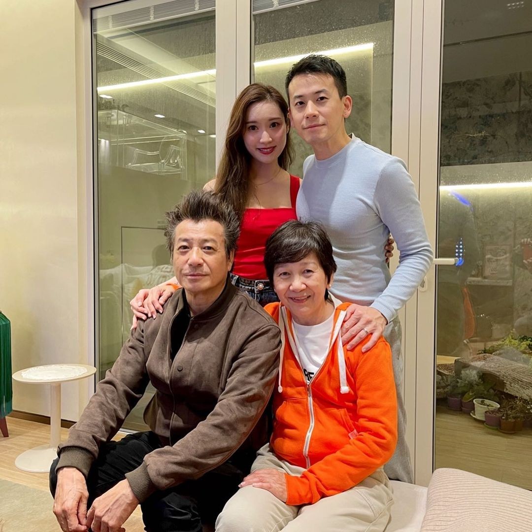 相中除了他與石修之外,還有媽媽黃茹麗及老婆林佑蔚