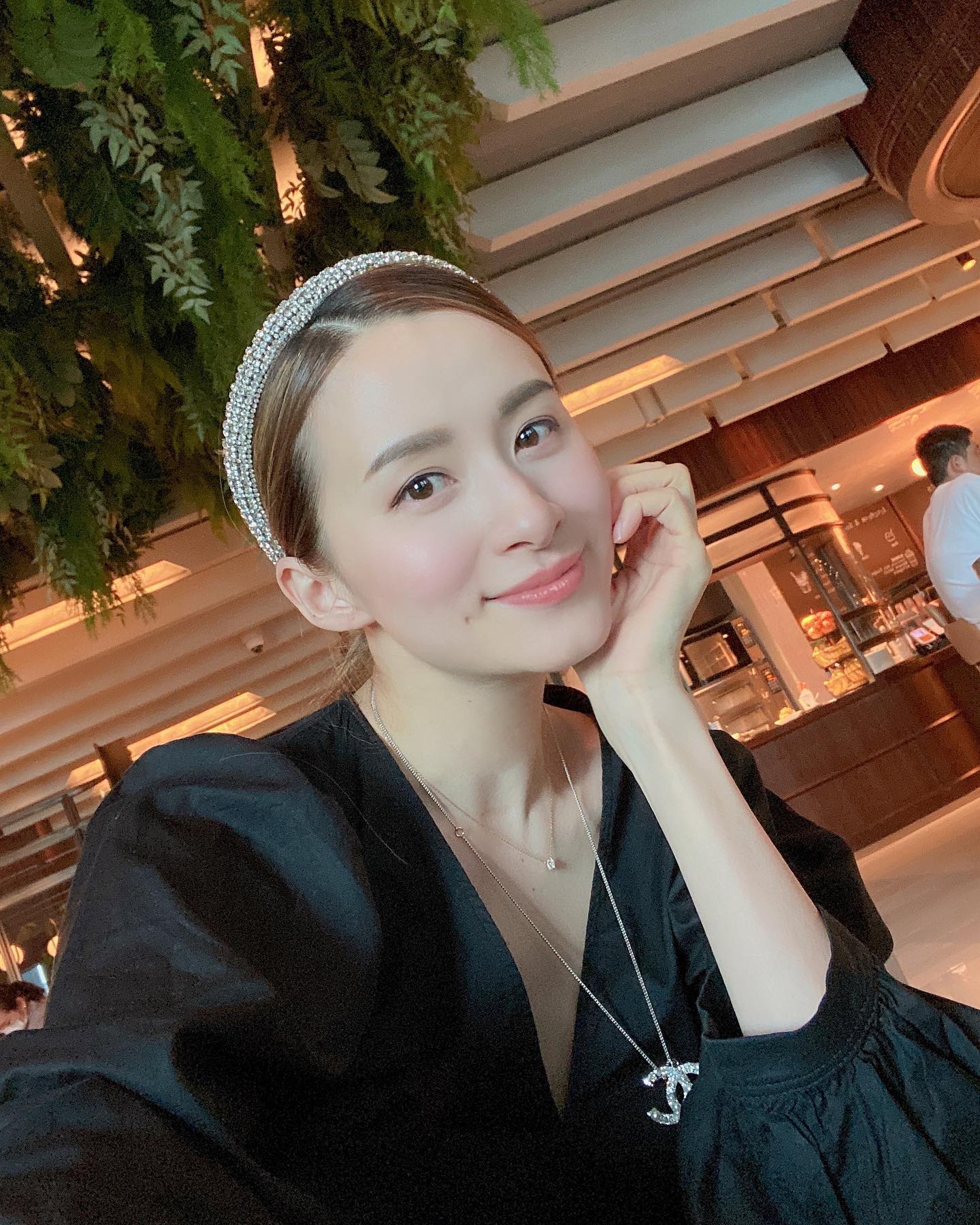 沈卓盈戴著Chanel經典「雙C」Logo頸鍊。