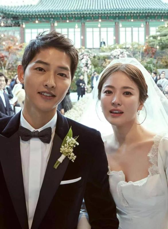 宋慧喬與宋仲基結婚被視為童話的愛情,可是他們結婚不到兩年便宣布離婚。