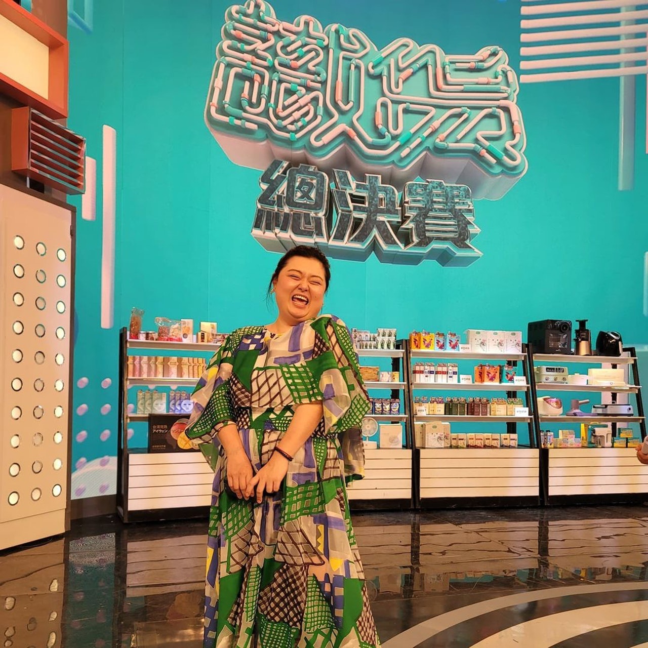 「細細粒」陳嘉佳早前回TVB拍節目做帶貨主播。