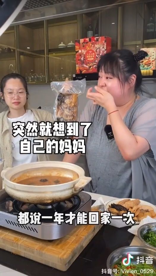 「細細粒」陳嘉佳的助手被網民批評。