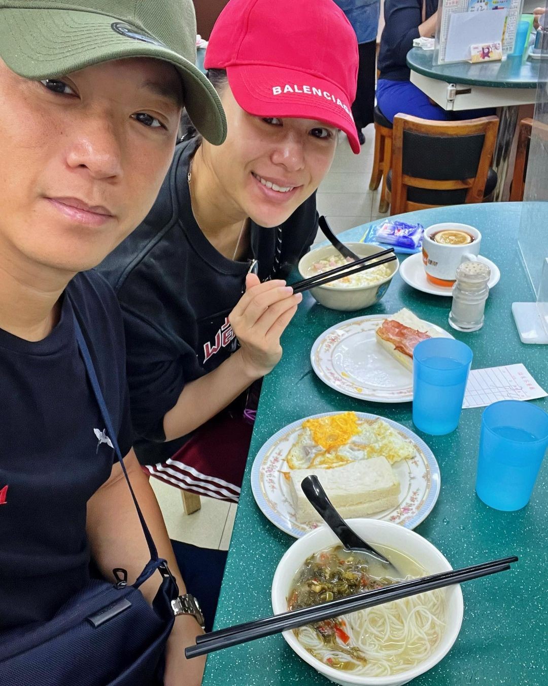 胡杏兒素顏與老公李乘德一齊食早餐