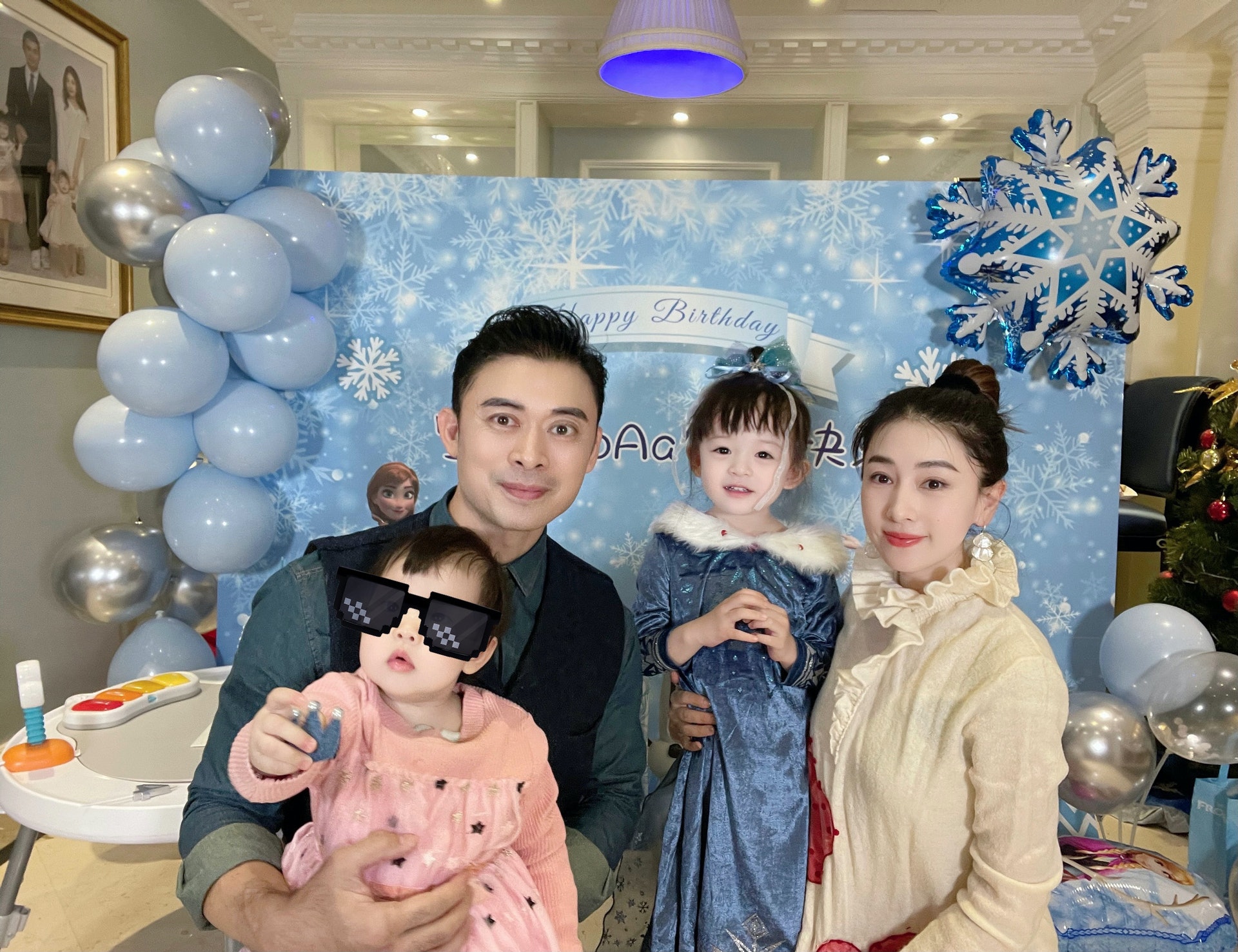 賈曉晨、樊少皇一家四口幸福滿溢。