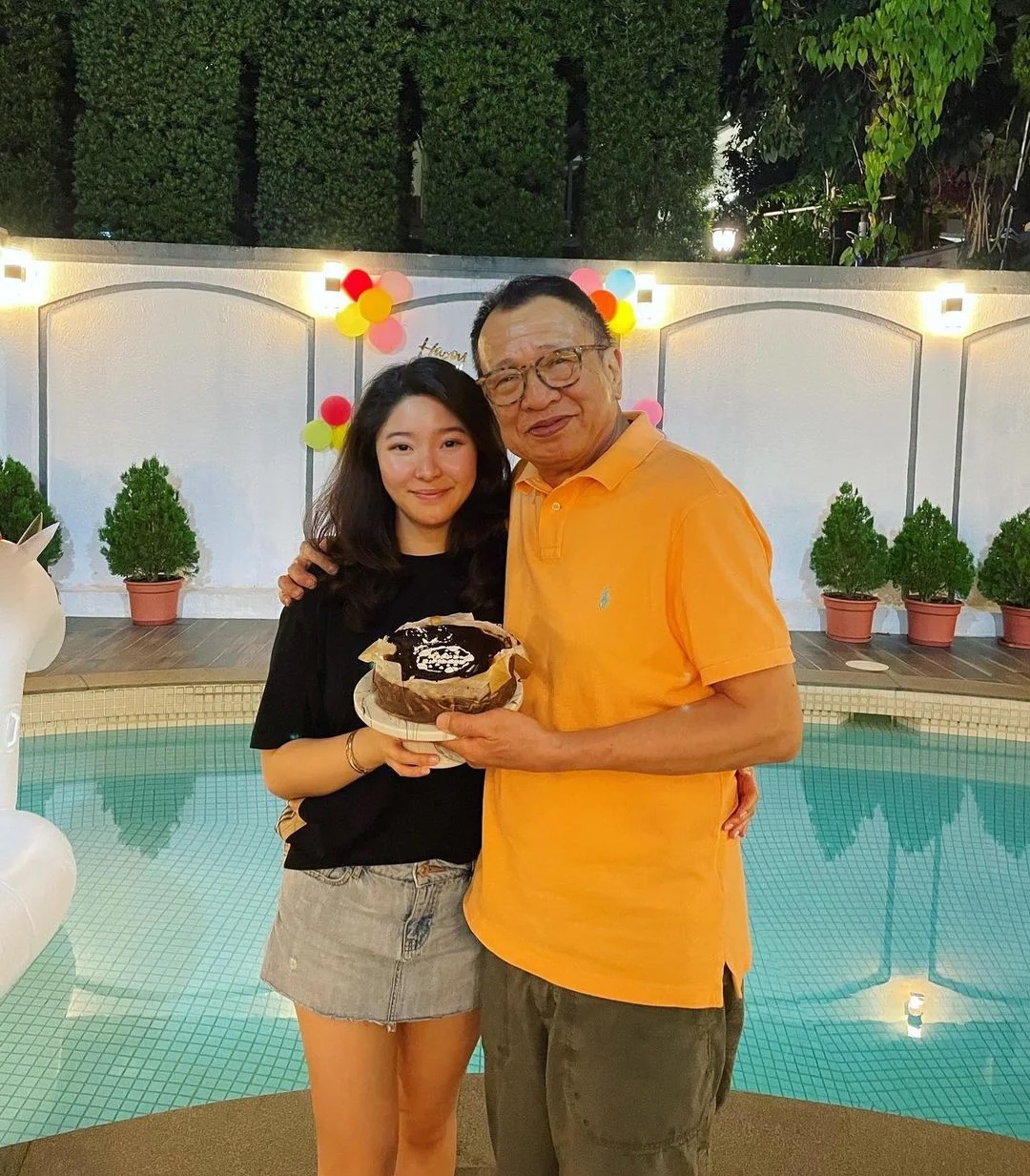許紹雄還罕見曬出了和女兒的合照