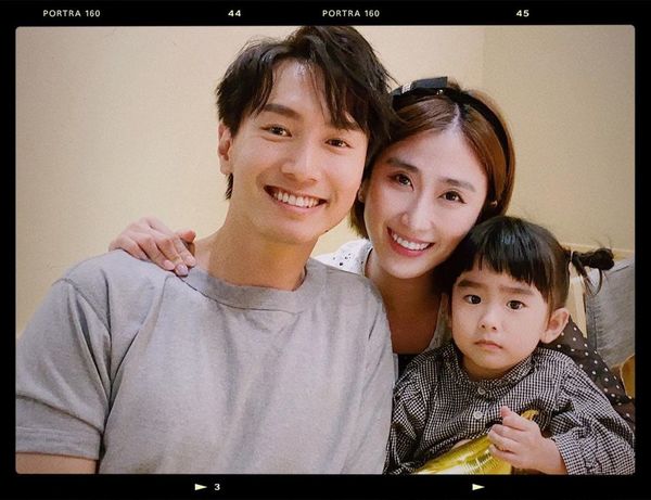 陳柏宇一家三口好幸福