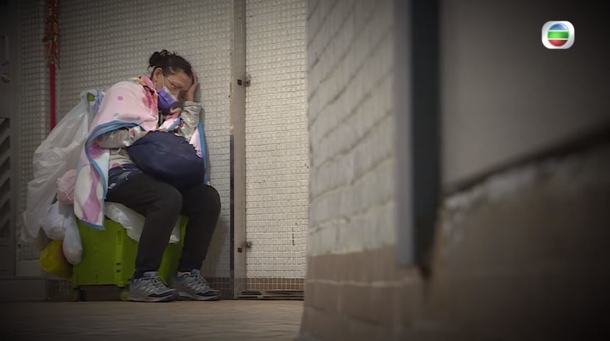 美華被趕出單位,長期在單位外的走廊露宿。