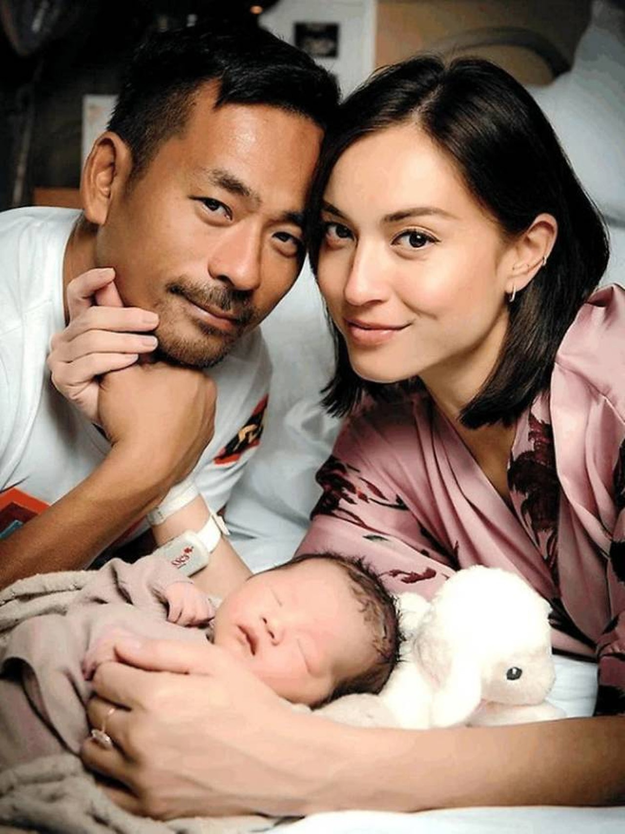 期間Mandy更為他誕下三女一子。