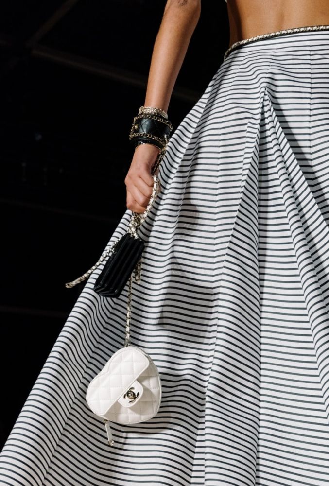 CHANEL 2022春夏季白色心形手袋