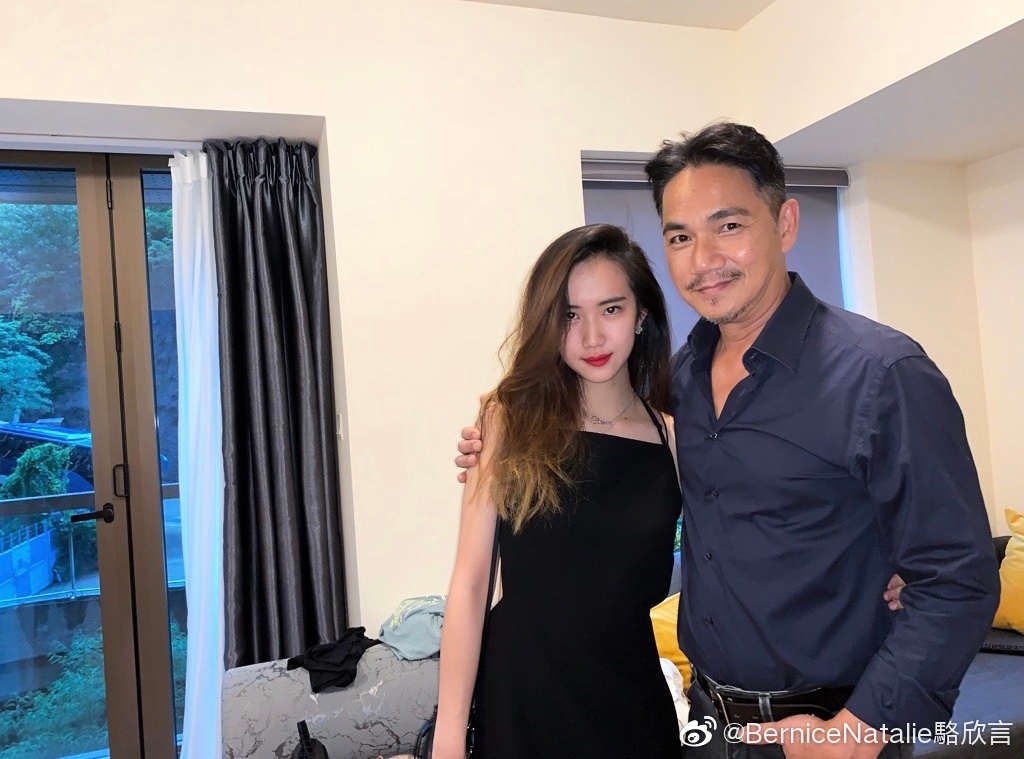 駱達華的女兒駱欣言生得亭亭玉立。