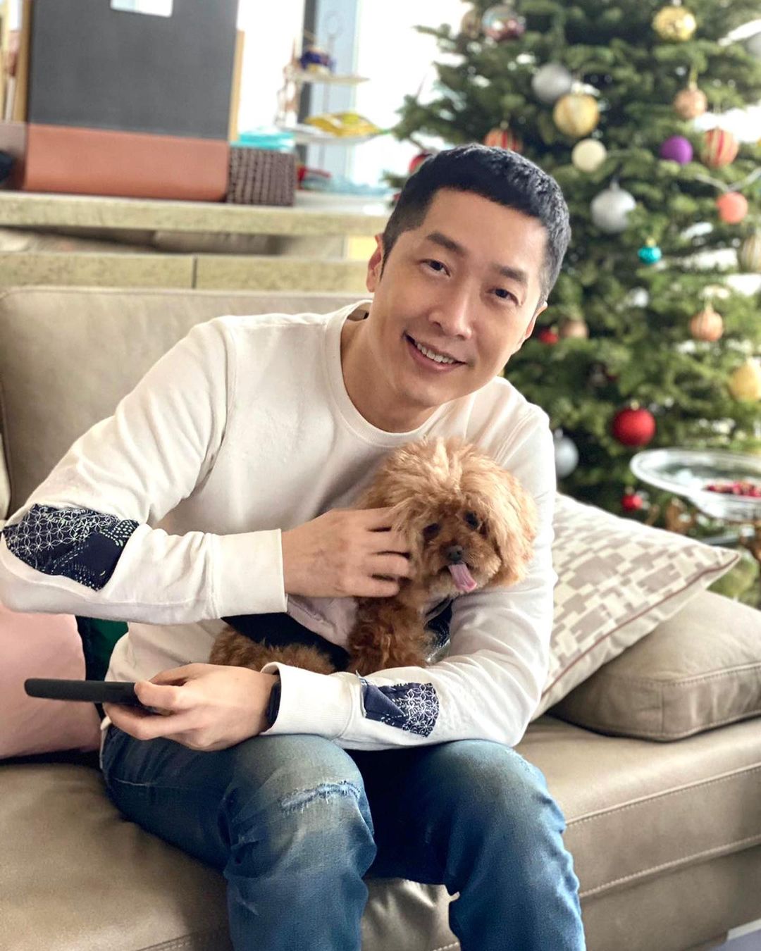 馬浚偉為人亦相當低調，多年來不斷進修學富五車