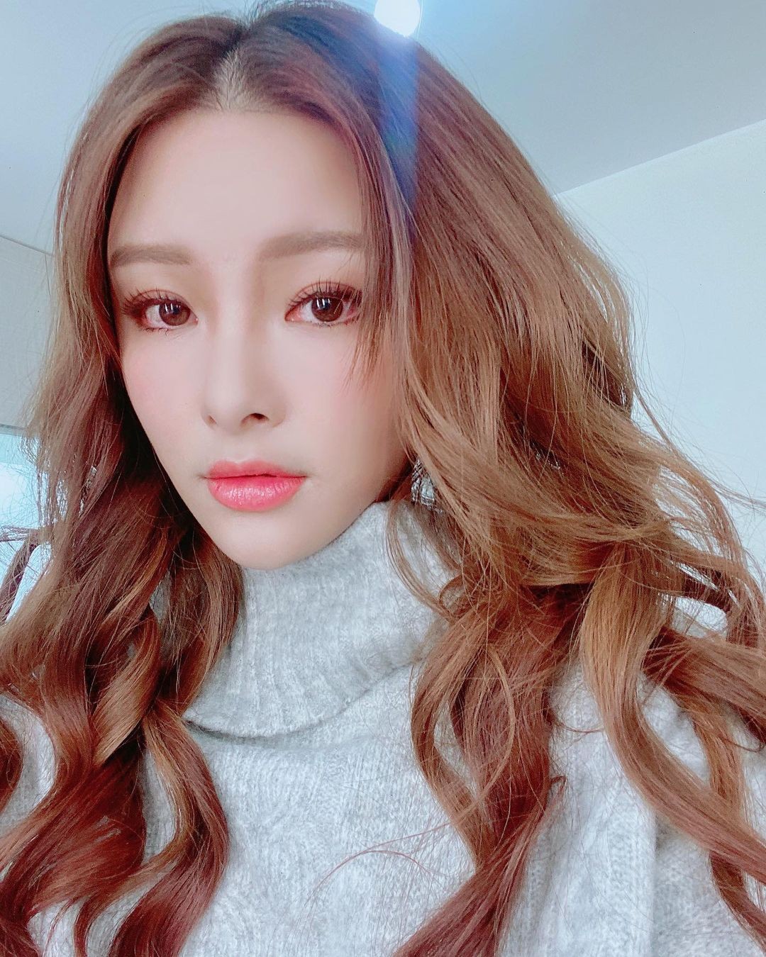 女大十八變,完全不像當年的小妹妹樣子。