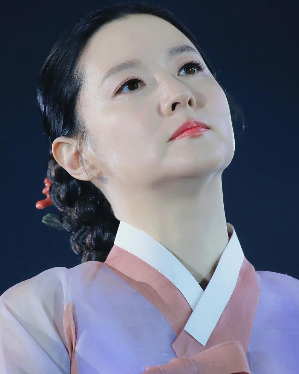 身為「氧氣美女」的她五官和肌膚依舊保養得宜