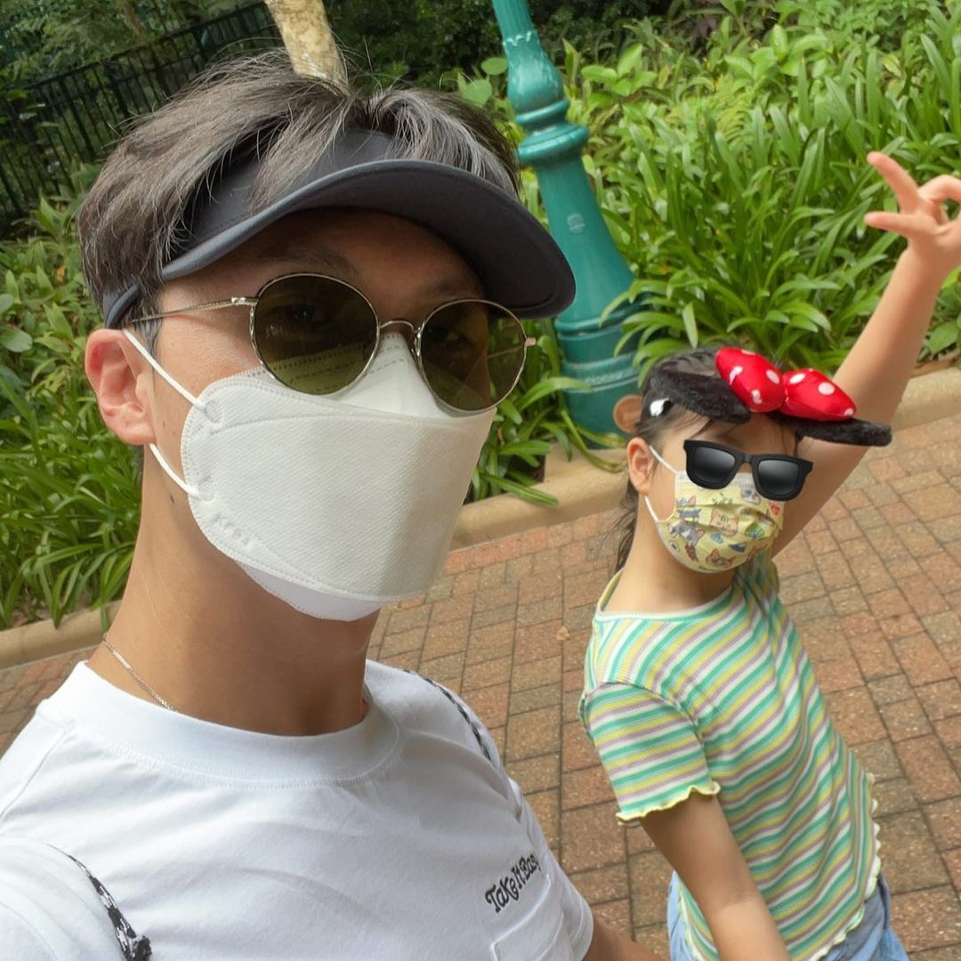 王浩信也有分享與囡囡在樂園的合照。