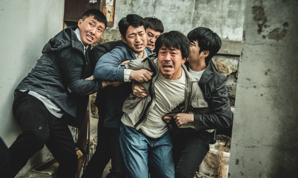 警察陳京勳(梁益準飾)親眼看著鄭振秀被燒成焦屍後,選擇隱瞞真相。
