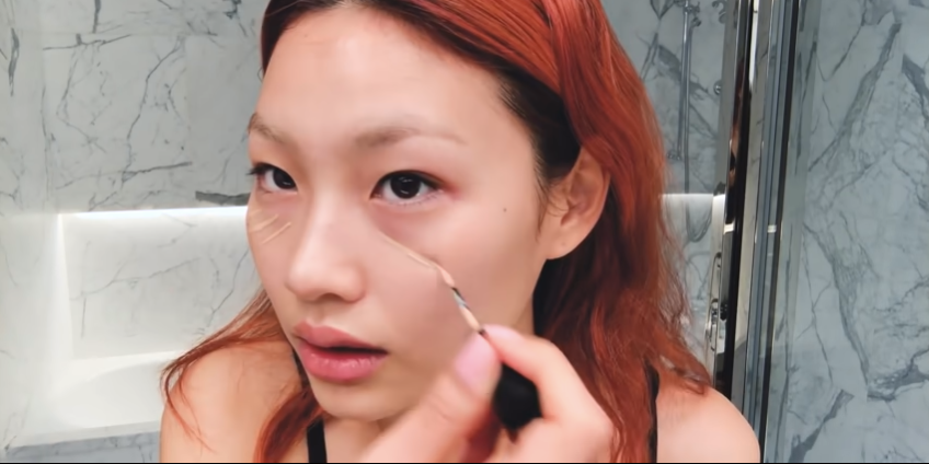 先將淺色號遮蓋在黑眼圈外緣線。