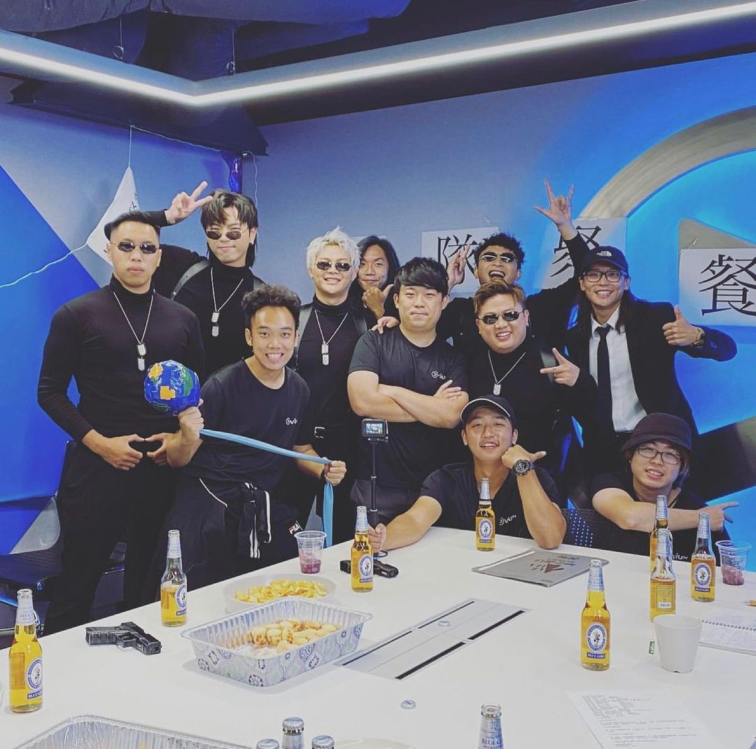 ERROR成員與《ERROR自肥企画》的一眾幕後人員合照。