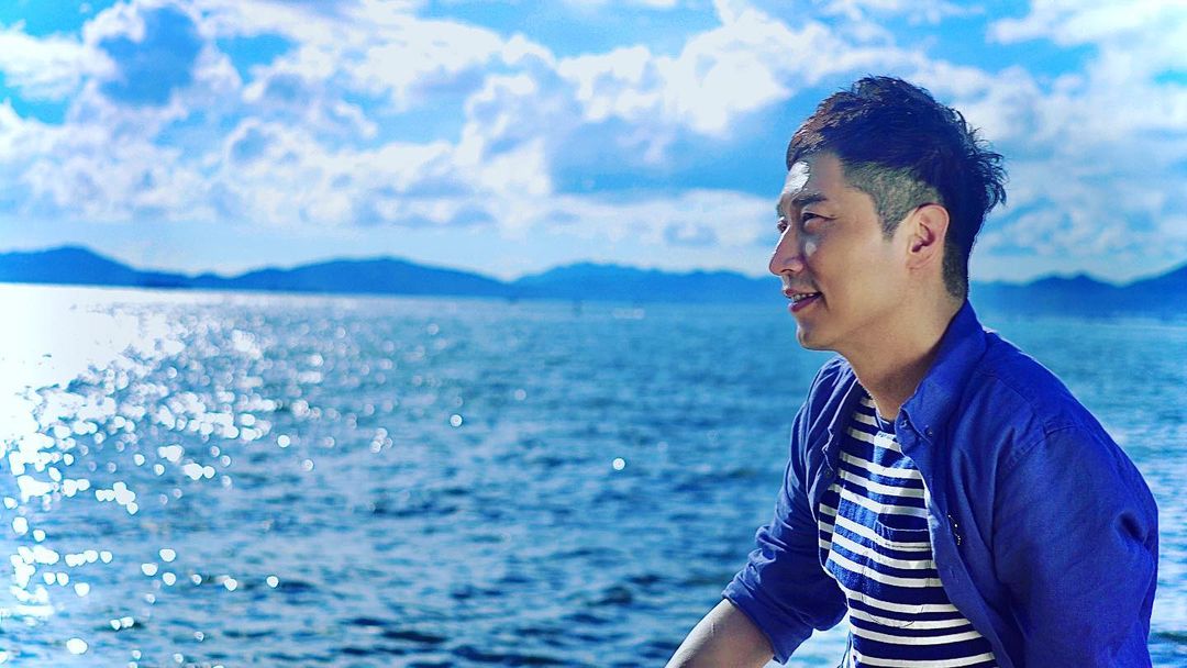 只可惜人氣攀升之時命運並未優待他。1999年患癌20多年的母親在手術當天離世