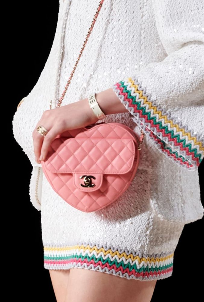 CHANEL 2022春夏季粉紅色心形手袋