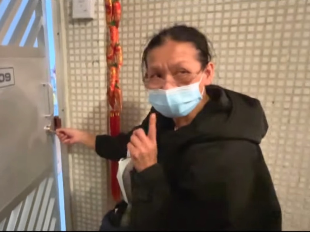 聾啞人士美華終於獲得門匙。