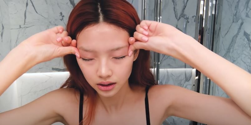 以拇指沿著眉骨推按至魚尾紋去眼腫。