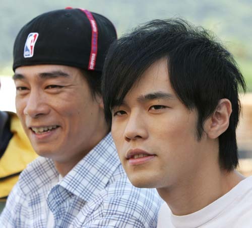 當年被譽為亞洲小天王的周杰倫寫了一首歌給他，就是唱到街知巷聞的粵語歌《獻世》