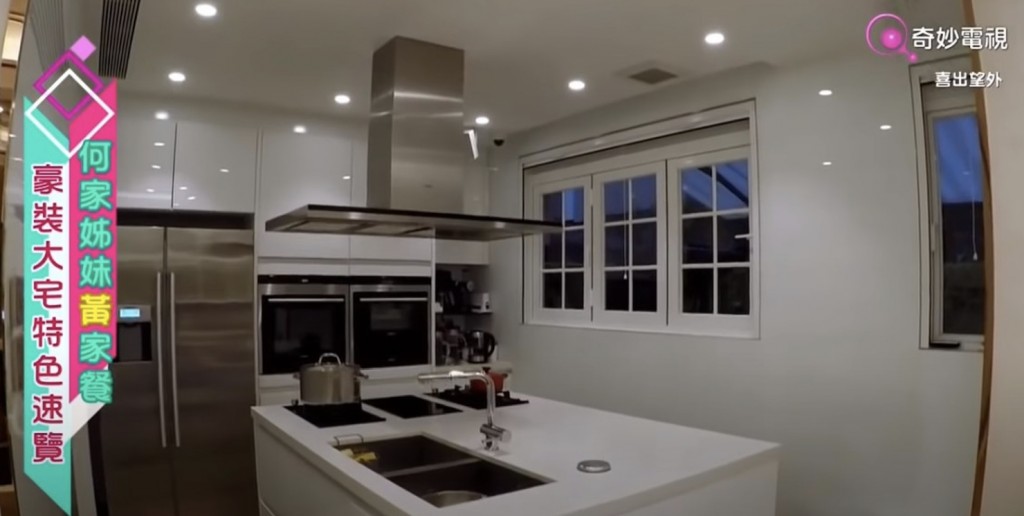 Suki徐淑敏大埔比華利山豪宅內的開放廚房。