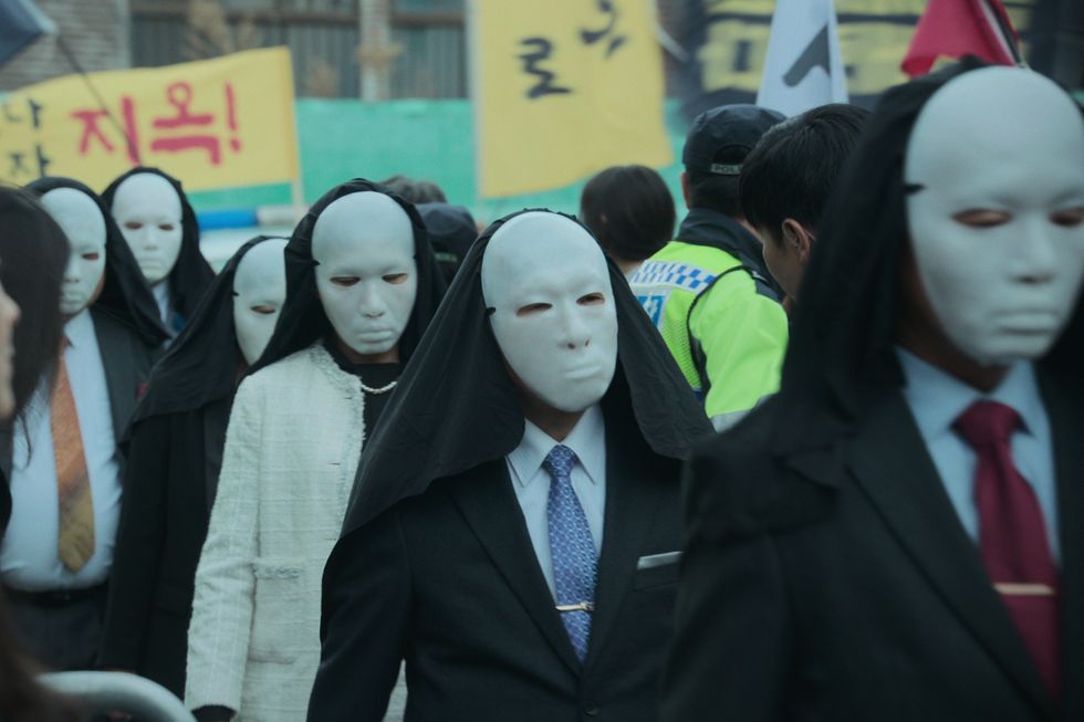 「新真理會」培養了一群盲從的信徒「箭鏃」。