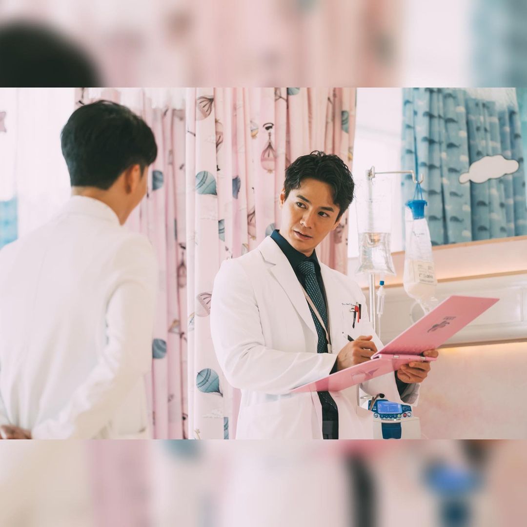 羅子溢(前名羅仲謙)在劇集《星空下的仁醫》第三度扮演醫生