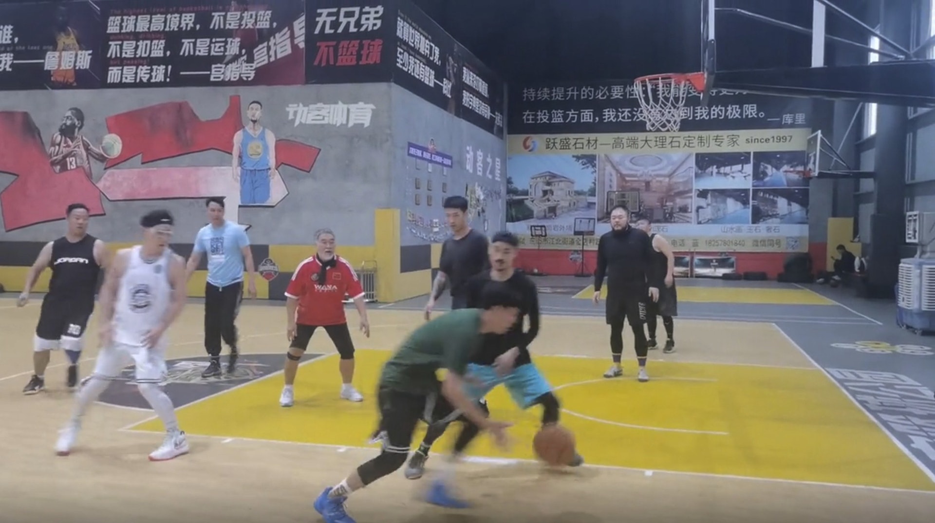 影片中所見梁家仁滿頭白髮但身手依然敏捷,完全不輸同場的後生仔