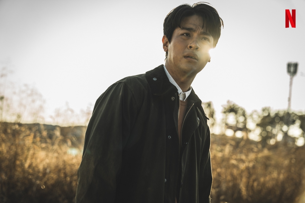 朴正民在劇中飾演宋昭賢的丈夫裴英宰,亦是想深入探索「新真理會」真相的電視臺製作人。