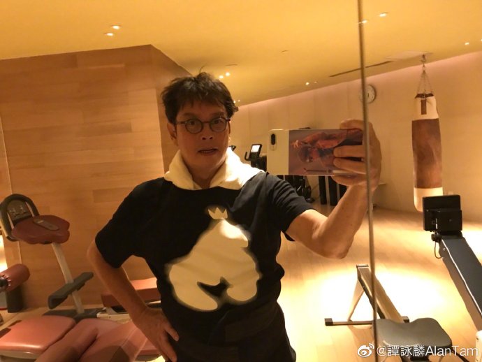 背影圖與譚詠麟最近曬出的健身照衣著有些相似