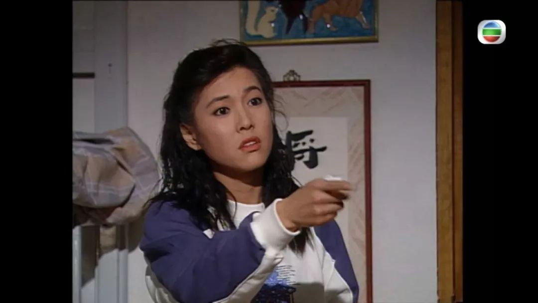 李婉華1986年考入香港演藝學院，當時憑著出眾的長相被無綫高層發掘進入演藝圈