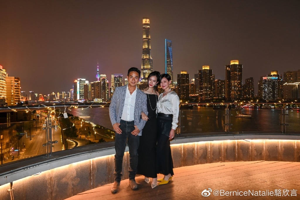 駱欣言穿上黑色露腿晚裝長裙,仙氣十足!