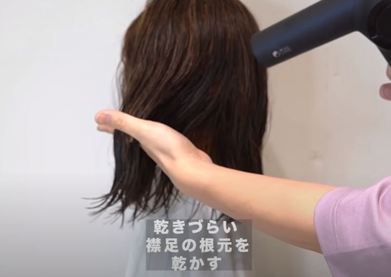 用風筒,由髮根位置開始到中間位置,最後到髮尾。