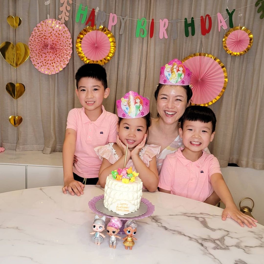 享受被三個孩子包圍的親子時光,心甘情願相夫教子