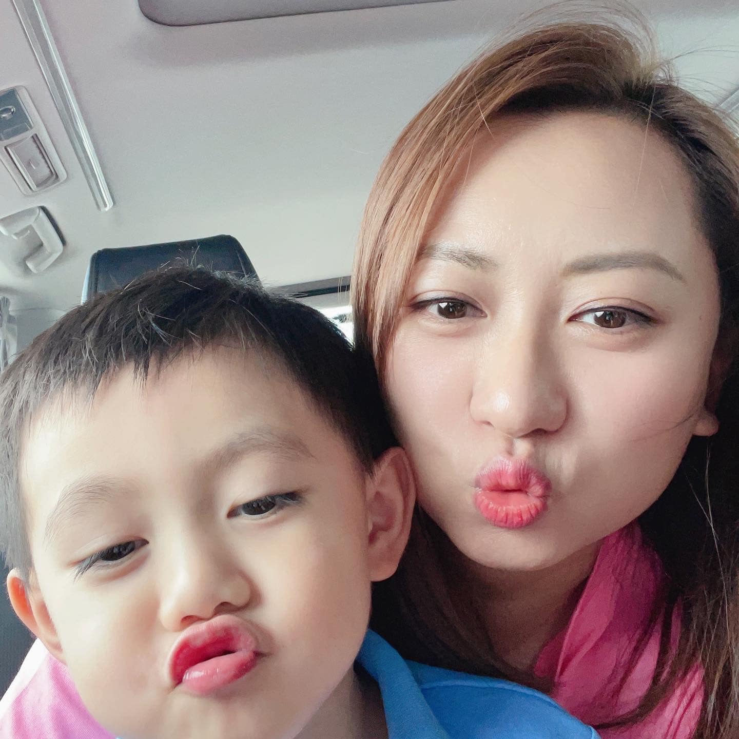 汪琳與兒子合照。