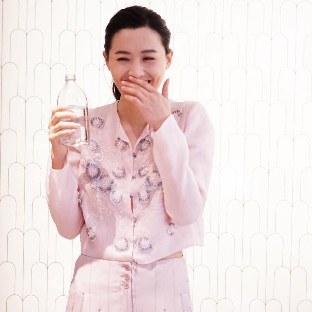 多喝水能令肌膚補充水份。