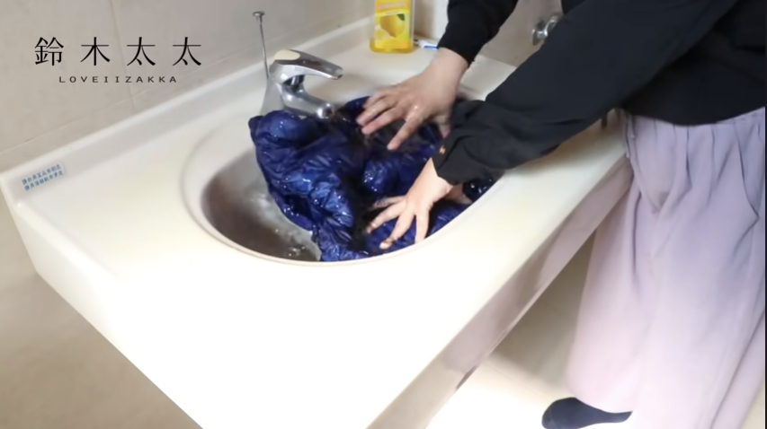 將羽絨放在清水清洗。